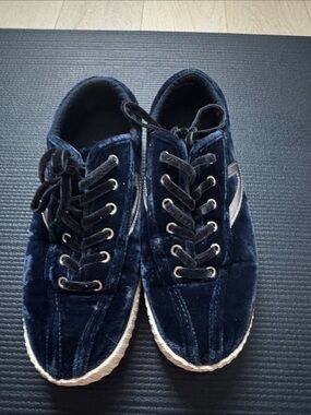 Tretorn Navy Velvet Low-Top Sneakers with Silver Accent, Size 7